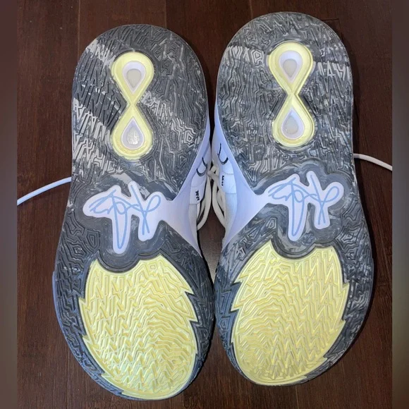 Nike Kyrie basketball sneakers - Picture 2 of 3